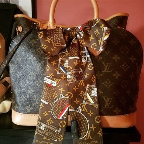 louis vuitton bandeau on bag.